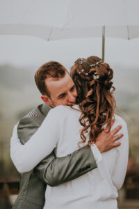 Hochzeit Fotografie Reportage Willisau Zwyer Brautpaar Brautkleid Regenschirm