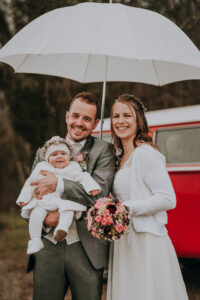 Hochzeit Fotografie Reportage Willisau Zwyer Brautpaar Familie VW Bus Regenschirm