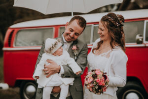 Hochzeit Fotografie Reportage Willisau Zwyer Brautpaar Familie VW Bus Regenschirm