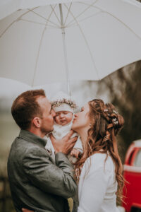 Hochzeit Fotografie Reportage Willisau Zwyer Brautpaar Familie VW Bus Regenschirm