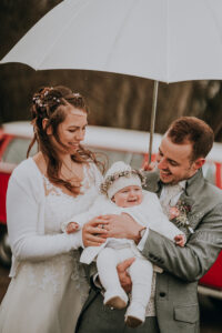 Hochzeit Fotografie Reportage Willisau Zwyer Brautpaar Familie VW Bus Regenschirm