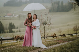 Hochzeit Fotografie Reportage Willisau Zwyer Brautpaar Trauzeugin Regen