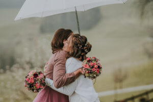 Hochzeit Fotografie Reportage Willisau Zwyer Brautpaar Trauzeugin Regen